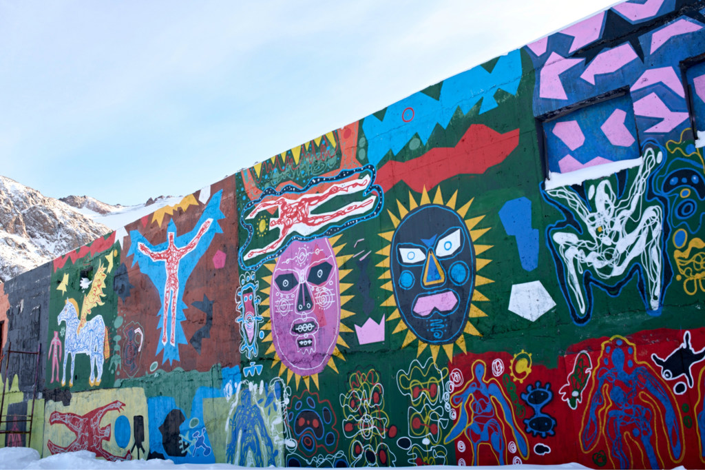 Граффити Адиля Аубекерова стало крупнейшей высокогорной художественной инсталляцией в мире, посвященной ООН. 